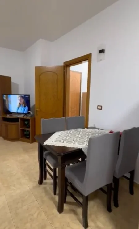 Tirane, jepet me qera apartament 1+1+Ballkon Kati 2, 65 m² 450 € (RRUGA 5 MAJI)