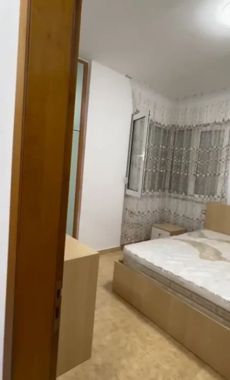 Tirane, jepet me qera apartament 1+1+Ballkon Kati 2, 65 m² 450 € (RRUGA 5 MAJI)