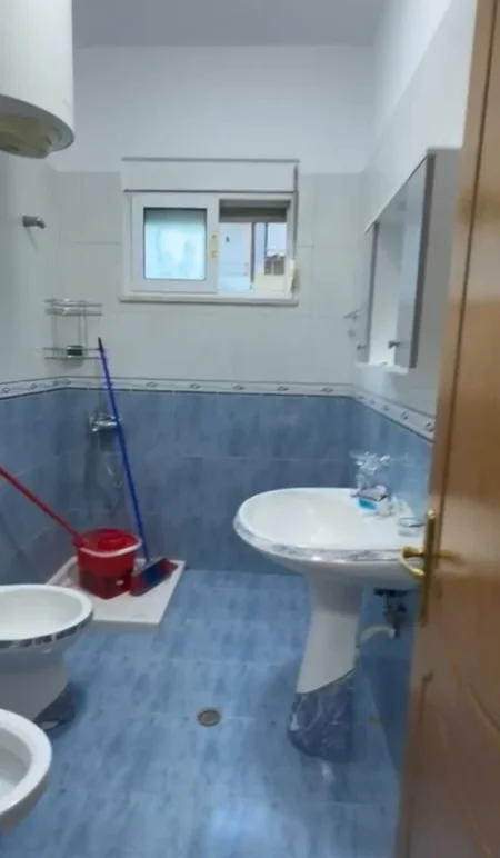 Tirane, jepet me qera apartament 1+1+Ballkon Kati 2, 65 m² 450 € (RRUGA 5 MAJI)