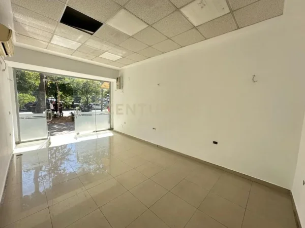 Tirane, shitet dyqan Kati 0, 32 m² 220.000 €