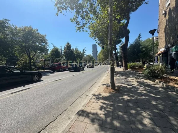 Tirane, shitet dyqan Kati 0, 32 m² 220.000 €