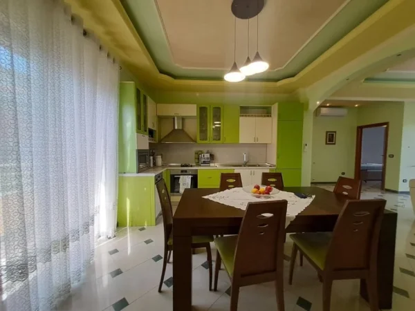 Tirane, jepet me qera apartament 2+1 Kati 2, 144 m² 550 € 