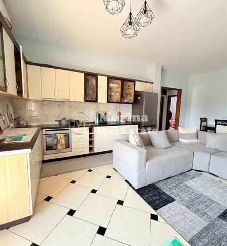 Tirane, jepet me qera shtepi 2+1 Kati 1, 100 m² 450 € (Rruga E Elbasanit, Sauk )