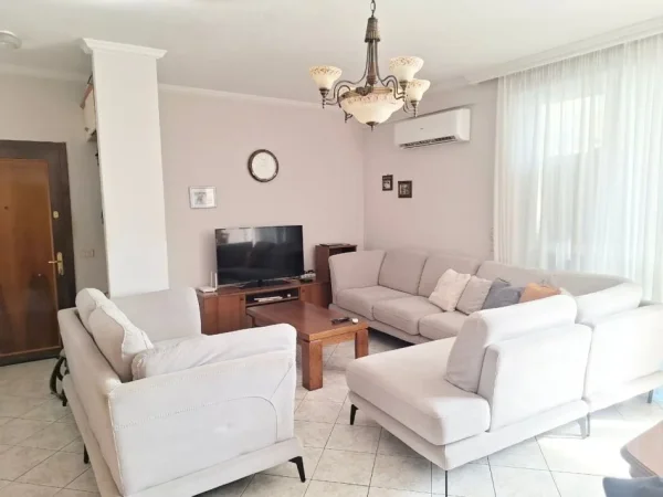 Tirane, jepet me qera apartament 3+1+Ballkon Kati 5, 110 m² 700 € (Selvia)