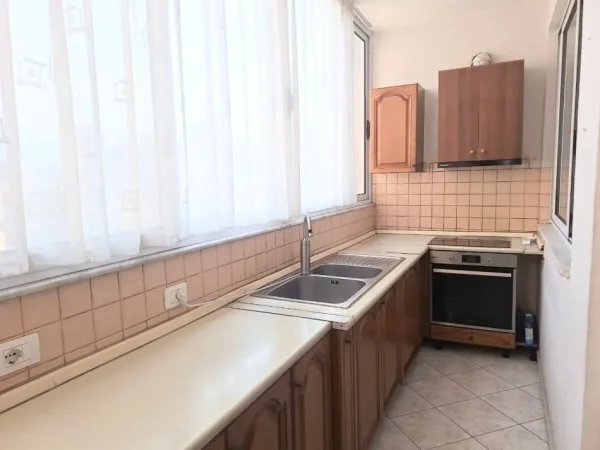 Tirane, jepet me qera apartament 3+1+Ballkon Kati 5, 110 m² 700 € (Selvia)