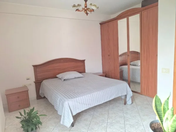 Tirane, jepet me qera apartament 3+1+Ballkon Kati 5, 110 m² 700 € (Selvia)