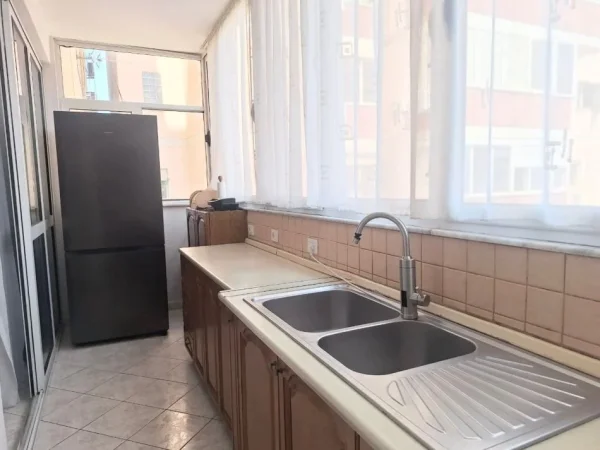 Tirane, jepet me qera apartament 3+1+Ballkon Kati 5, 110 m² 700 € (Selvia)