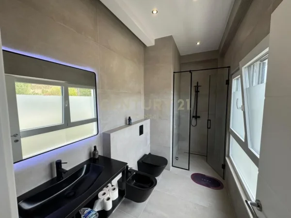 Tirane, jepet me qera Vile 3 Katshe Kati 3, 308 m² 3.500 €