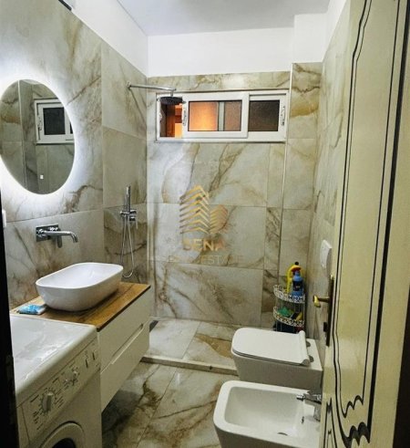 Tirane, jepet me qera apartament 2+1+Ballkon Kati 5, 100 m² 600 € (Rruga Ferit Xhajko)