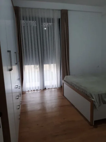 Tirane, jepet me qera apartament 1+1+Ballkon Kati 1, 80 m² 500 € (TEG)