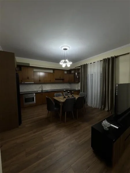 Tirane, jepet me qera apartament 2+1+Ballkon Kati 4, 140 m² 600 € 