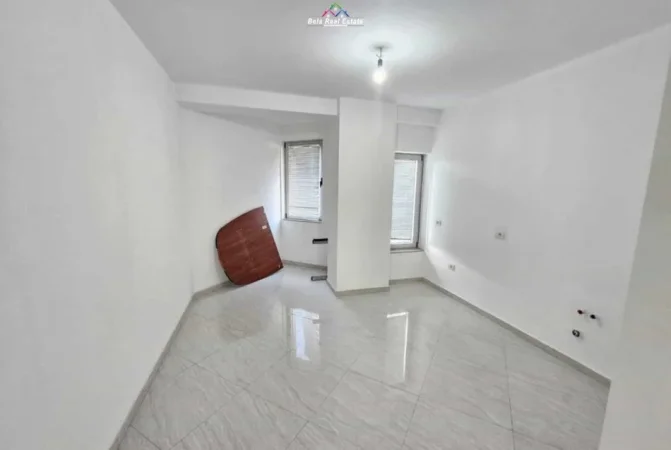 Tirane, jepet me qera zyre Kati 4, 130 m² 1.500 € (Turdiu Center)