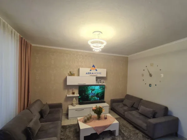 jepet me qera 1+1 , 70 m² 550 € (RRUGA KONGRESI I MANASTIRIT, PERBALLE SHKOLLES CAJUPI)
