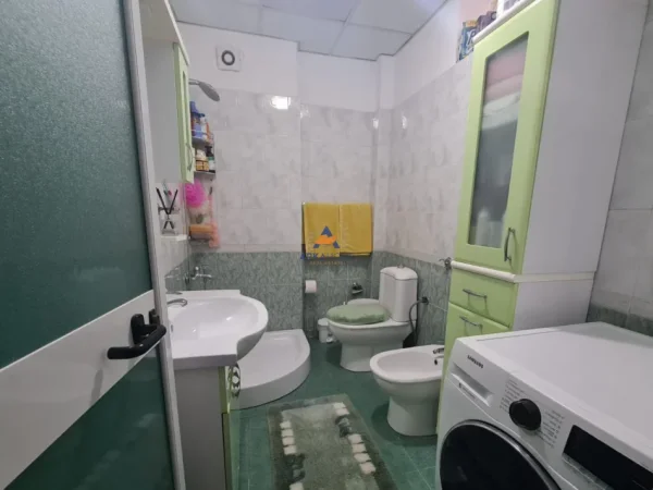jepet me qera 1+1 , 70 m² 550 € (RRUGA KONGRESI I MANASTIRIT, PERBALLE SHKOLLES CAJUPI)