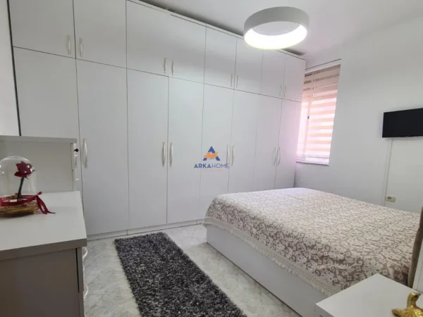 jepet me qera 1+1 , 70 m² 550 € (RRUGA KONGRESI I MANASTIRIT, PERBALLE SHKOLLES CAJUPI)
