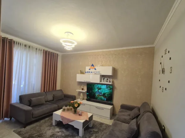 jepet me qera 1+1 , 70 m² 550 € (RRUGA KONGRESI I MANASTIRIT, PERBALLE SHKOLLES CAJUPI)