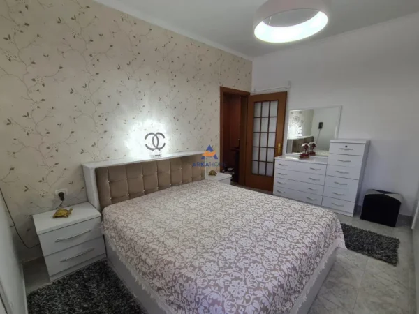 jepet me qera 1+1 , 70 m² 550 € (RRUGA KONGRESI I MANASTIRIT, PERBALLE SHKOLLES CAJUPI)