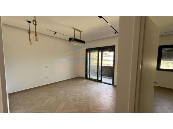 Tirane, shitet apartament 3+1 Kati 1, 130 m² 240.000 € (Unaza e Re)