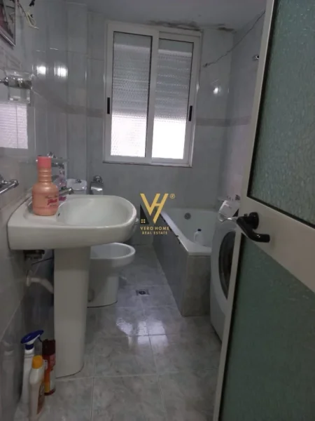 Tirane, jepet me qera apartament 1+1+Ballkon Kati 2, 59 m² 550 € (RRUGA E KAVAJES)