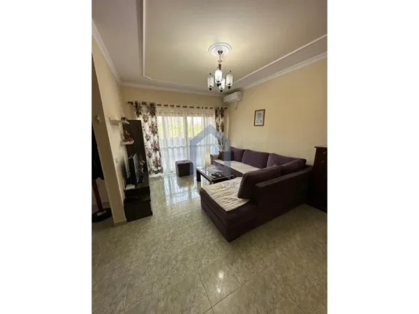 Tirane, jap me qera apartament 2+1+Ballkon Kati 4, 120 m² 550 € (Ish Fusha e Aviacionit)