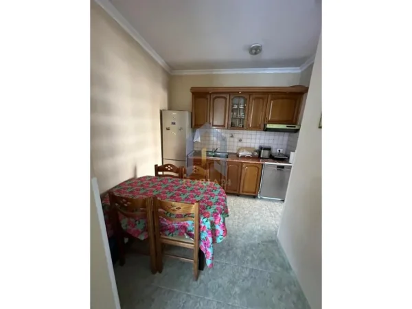 Tirane, jap me qera apartament 2+1+Ballkon Kati 4, 120 m² 550 € (Ish Fusha e Aviacionit)