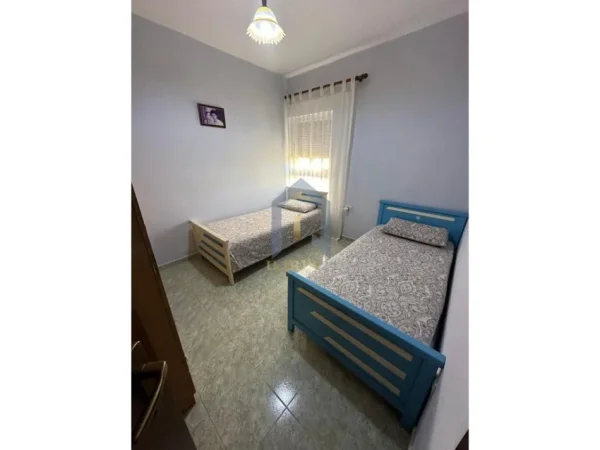 Tirane, jap me qera apartament 2+1+Ballkon Kati 4, 120 m² 550 € (Ish Fusha e Aviacionit)