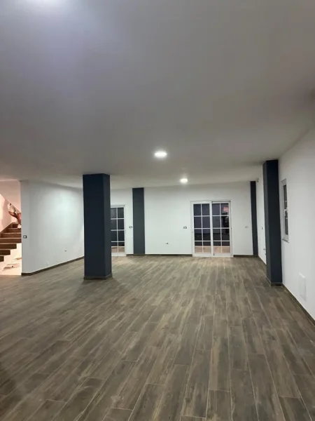 Tirane, shitet 2 Katshe Kati 2, 276 m² (Kombinat)