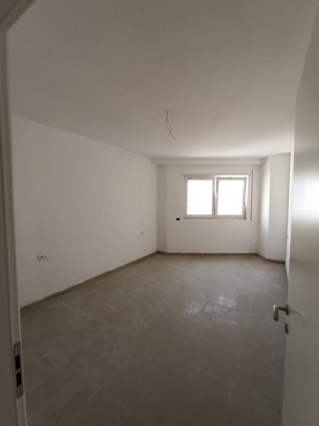 Tirane, jepet me qera zyre Kati 6, 70 m² 650 € (Kafe Flora)