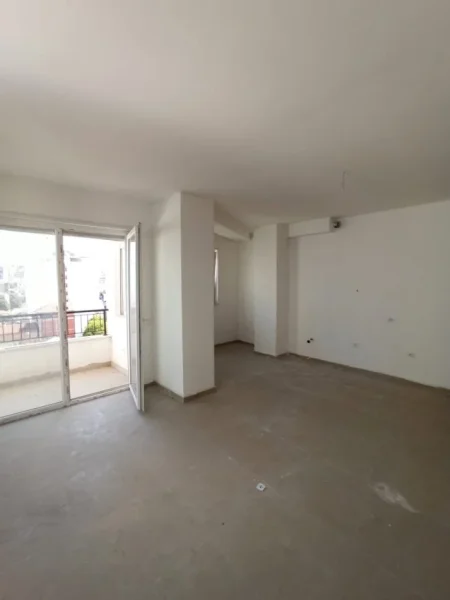 Tirane, jepet me qera zyre Kati 6, 70 m² 650 € (Kafe Flora)