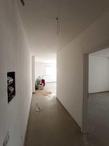 Tirane, jepet me qera zyre Kati 6, 70 m² 650 € (Kafe Flora)