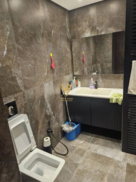 Tirane, jepet me qera apartament 2+1+Ballkon Kati 5, 100 m² 700 € (ASTIR)