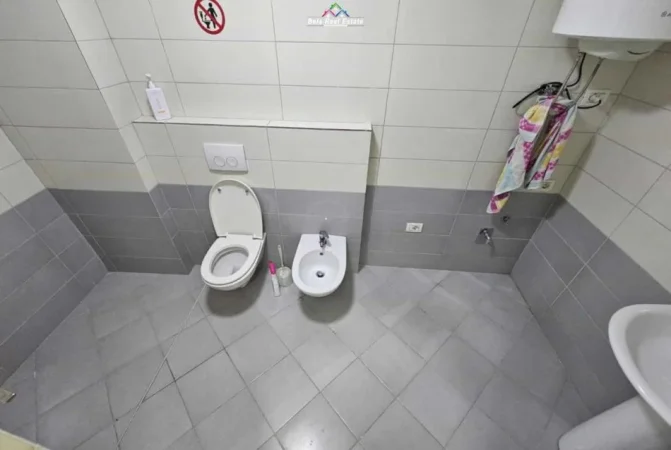 Tirane, jepet me qera ambjent biznesi Kati 4, 130 m² 1.500 € (PRANE TURDIU CENTRE)