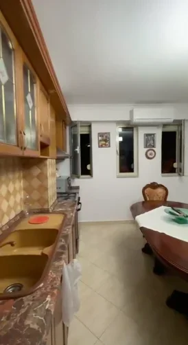 Tirane, jepet me qera apartament 2+1 Kati 2, 100 m² 650 € (Rruga e durresit)