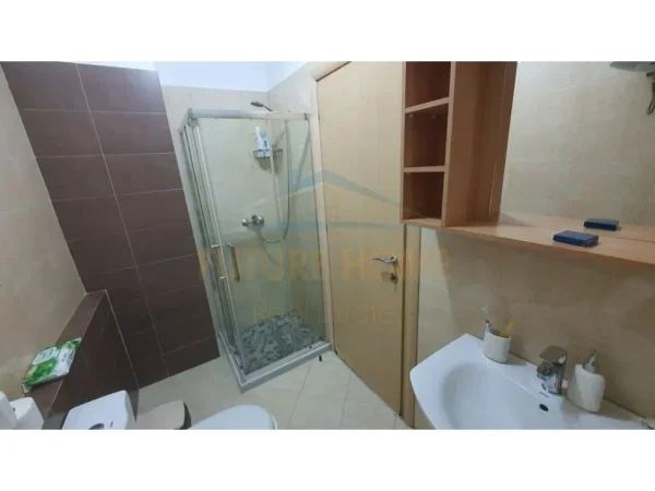 Tirane, jepet me qera apartament 1+1+Ballkon Kati 2, 71 m² 700 € (Kompleksi Delijorgji)