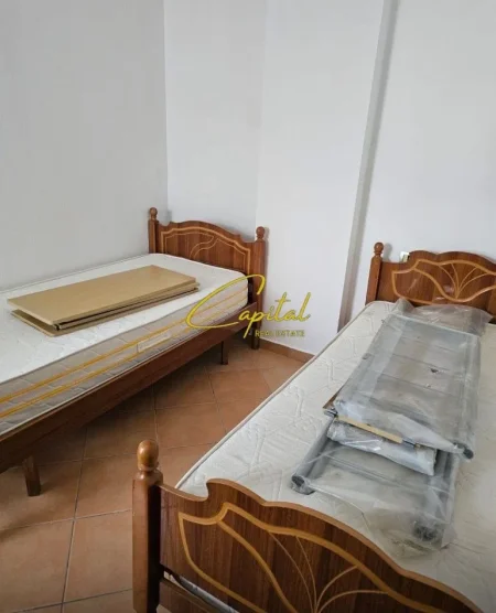 Tirane, jepet me qera apartament 3+1 Kati 3, 85 m² 550 € (SELITE)