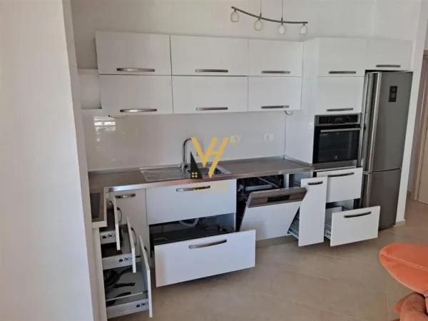 Tirane, jepet me qera apartament 2+1+Ballkon Kati 4, 110 m² 1.000 € (LIQENI I TIRANES)