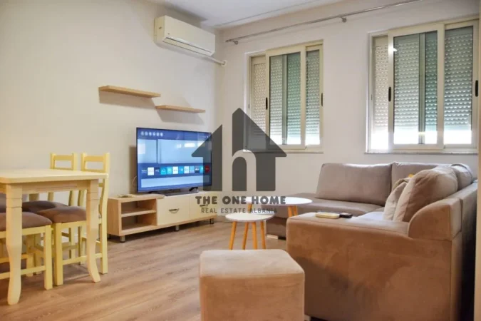 Tirane, jepet me qera apartament 1+1+Ballkon Kati 4, 70 m² 580 € (Komune Parisit)