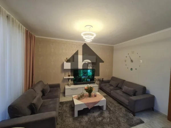 Tirane, jepet me qera apartament 1+1+Ballkon Kati 3, 70 m² 550 € (Rr bardhyl)
