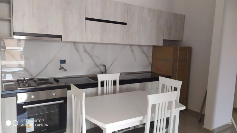 Tirane, jepet me qera apartament 2+1+Ballkon Kati 9, 92 m² 600 € (everest121610)