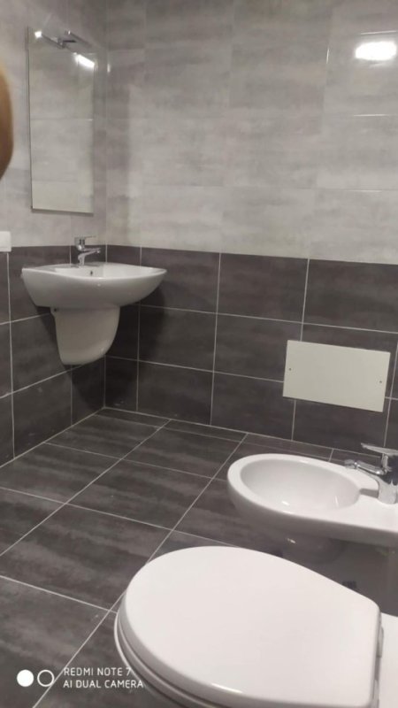 Tirane, jepet me qera apartament 2+1+Ballkon Kati 9, 92 m² 600 € (everest121610)