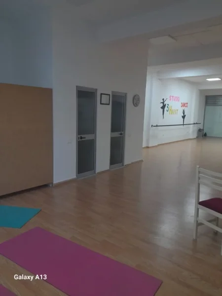 Tirane, jepet me qera ambjent biznesi Kati 1, 110 m² 600 € (kombinat)