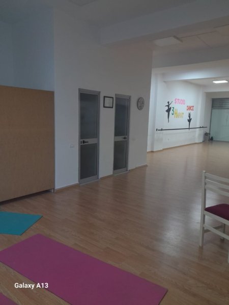 Tirane, jepet me qera ambjent biznesi Kati 1, 110 m² 600 € (kombinat)