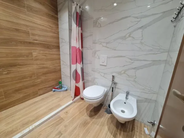 Tirane, jepet me qera apartament 2+1+Ballkon Kati 8, 115 m² 800 € (Metropol121334)
