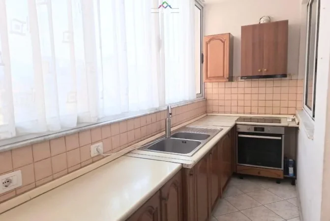 Tirane, jepet me qera apartament 3+1+Ballkon Kati 7, 110 m² 700 € (SELVIA)