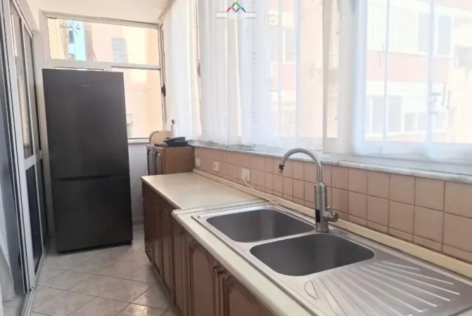 Tirane, jepet me qera apartament 3+1+Ballkon Kati 7, 110 m² 700 € (SELVIA)