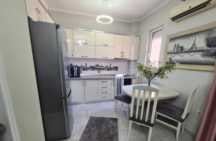 Tirane, jepet me qera apartament 1+1 Kati 5, 70 m² 550 € (xhamlliku)