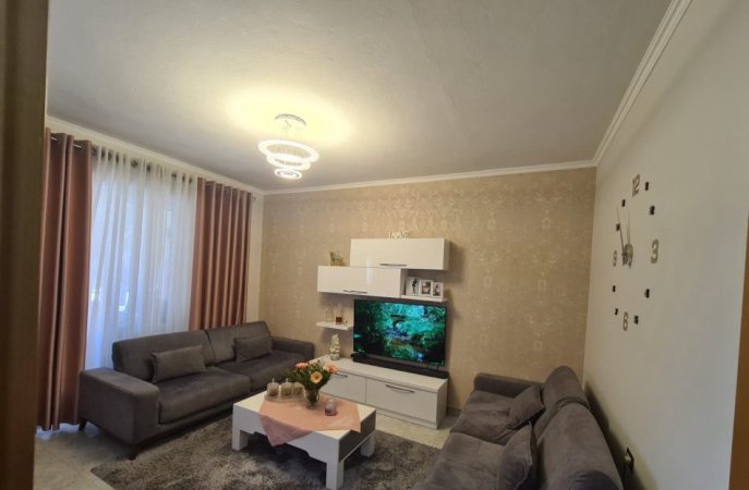 Tirane, jepet me qera apartament 1+1 Kati 5, 70 m² 550 € (xhamlliku)