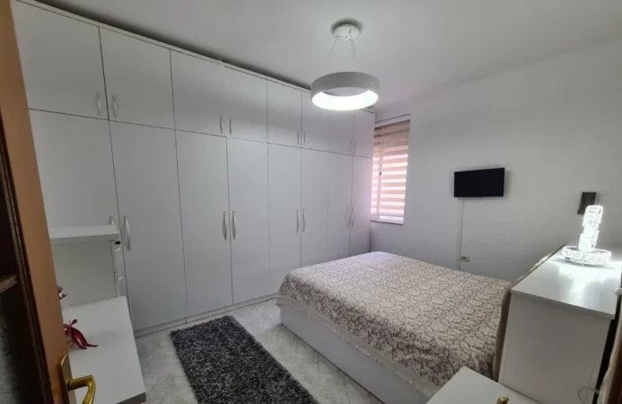 Tirane, jepet me qera apartament 1+1 Kati 5, 70 m² 550 € (xhamlliku)