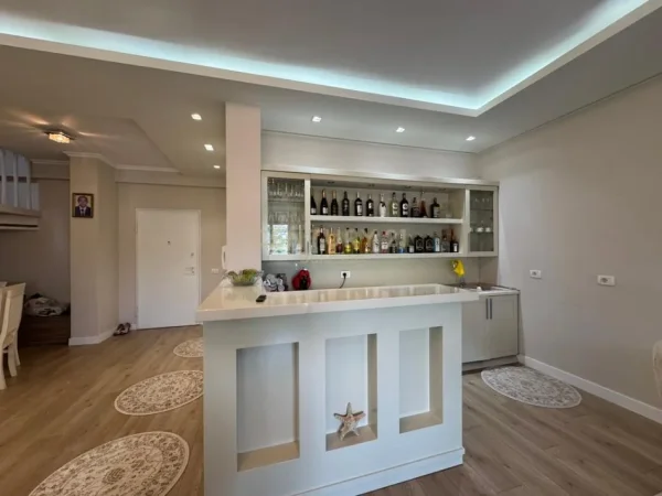 Tirane, jepet me qera apartament Kati 3, 205 m² 2.000 € (Liqeni i Thate)
