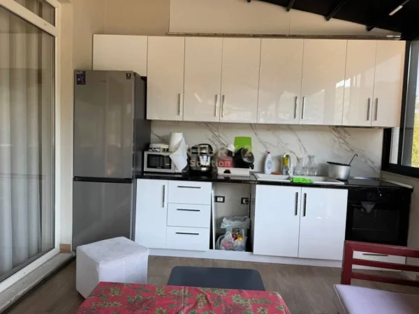 Tirane, jepet me qera apartament Kati 3, 205 m² 2.000 € (Liqeni i Thate)
